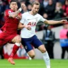 Virgil Vandijk sedang Mengganggu Kane (Pemain Tottenham Hotspur) Saat Kane Membawa Bola Pada Pertandingan Liverpool vs Tottenham Hotspur . Foto: pinterest