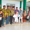BERBAGI. Bendahara AMPG Kabupaten Cirebon, Mohammad Arifin beserta jajaran berbagi paket lebaran kepada dua yayasan dan anak yatim di Arjawinangun. FOTO: IST/RAKYAT CIREBON