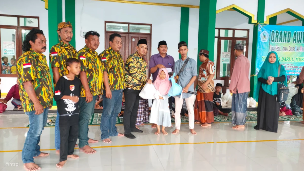 BERBAGI. Bendahara AMPG Kabupaten Cirebon, Mohammad Arifin beserta jajaran berbagi paket lebaran kepada dua yayasan dan anak yatim di Arjawinangun. FOTO: IST/RAKYAT CIREBON