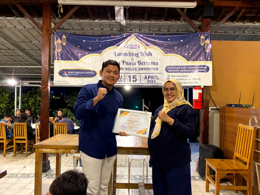 LAUNCHING. Ketua Cirebon House Swimming (CHS), Syahrul menyampaikan selamat kepada Anggota DPRD Kabupaten Cirebon Siska Karina SH MH (kanan) yang dipilih menjadi pembina CHS. FOTO: IST/RAKYAT CIREBON
