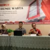ILEGAL. Kepala OJK Cirebon, Fredly Nasution mengabarkan, hingga 30 April 2023, SWI telah menghentikan 15 entitas yang melakukan penawaran investasi tanpa izin dan 155 pinjaman online ilegal. Jumlah ini tergolong besar. FOTO : SUWANDI/RAKYAT CIREBON