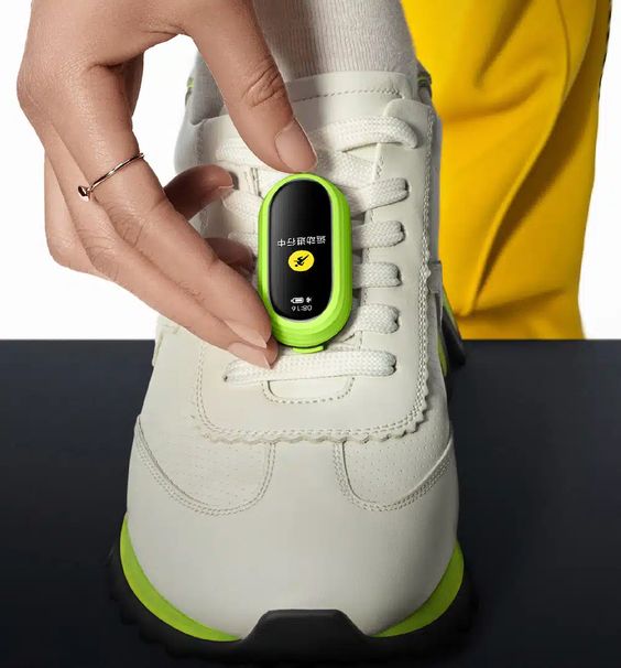 Bukti bahwa Xiaomi Smart Band 8 Bisa Ditempel pada Sepatu. Foto: pinterest