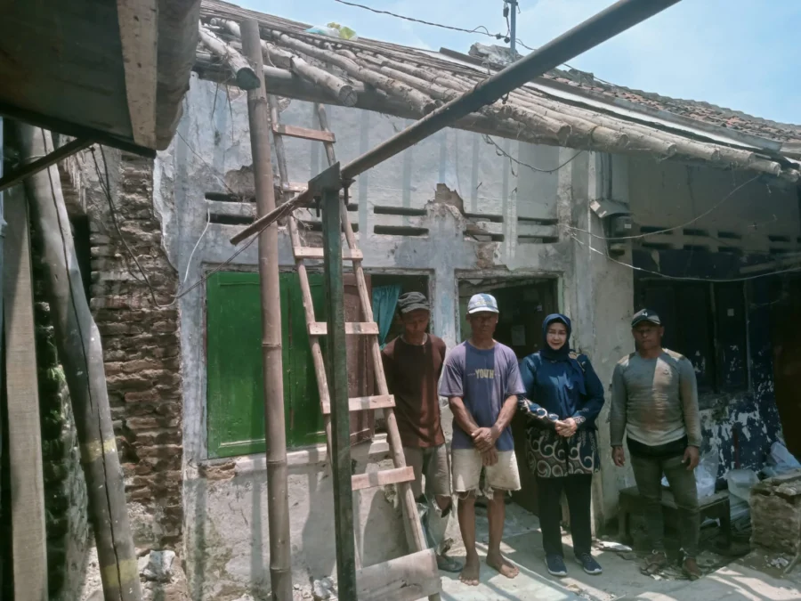 RUTILAHU. Anggota DPRD Kabupaten Cirebon, Hj Hanifah saat meninjau pembangunan rumah warga penerima program rutilahu di Desa Jungjang. FOTO : IST/RAKCER.ID