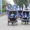 SIMBOL MERAKYAT. Ketua DPC Demokrat Kota Cirebon, Dian Novitasari SKom menggunakan 14 becak mengantarkan 35 bacalegnya ke KPU. FOTO: ASEP SAEPUL MIELAH/RAKCER.ID
