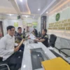 PRAPERADILAN. Tim Penasehat Hukum Notaris HS mengajukan gugatan praperadilan kepada PN Cirebon, Jumat (19/5/2023). FOTO: ASEP SAEPUL MIELAH/RAKCER.ID