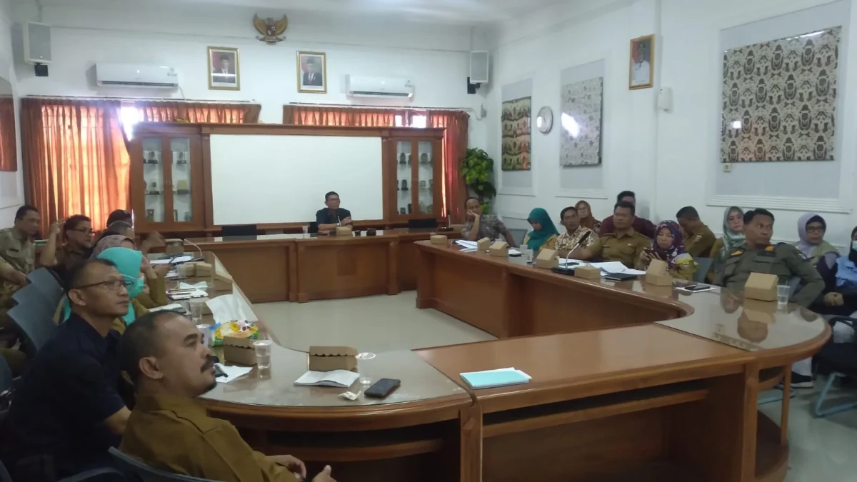 KOORDINASI. Pansus Raperda Prekursor P4GN rapat membahas draf raperda bersama BNN Kota Cirebon. FOTO: ASEP SAEPUL MIELAH/RAKCER.ID