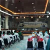 JAMAAH HAJI. Para calon jamaah haji Kota Cirebon mengikuti bimbingan manasik haji masal kedua di gedung DPRD. FOTO: ASEP SAEPUL MIELAH/RAKCER.ID
