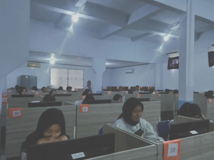 TAHAPAN UJIAN. Sebanyak 65 calon mahasiswa baru ITEKES Mahardika Cirebon mengikuti tiga tahapan Ujian Saringan Masuk (USM) untuk gelombang pertama. FOTO: ASEP SAEPUL MIELAH/RAKCER.ID