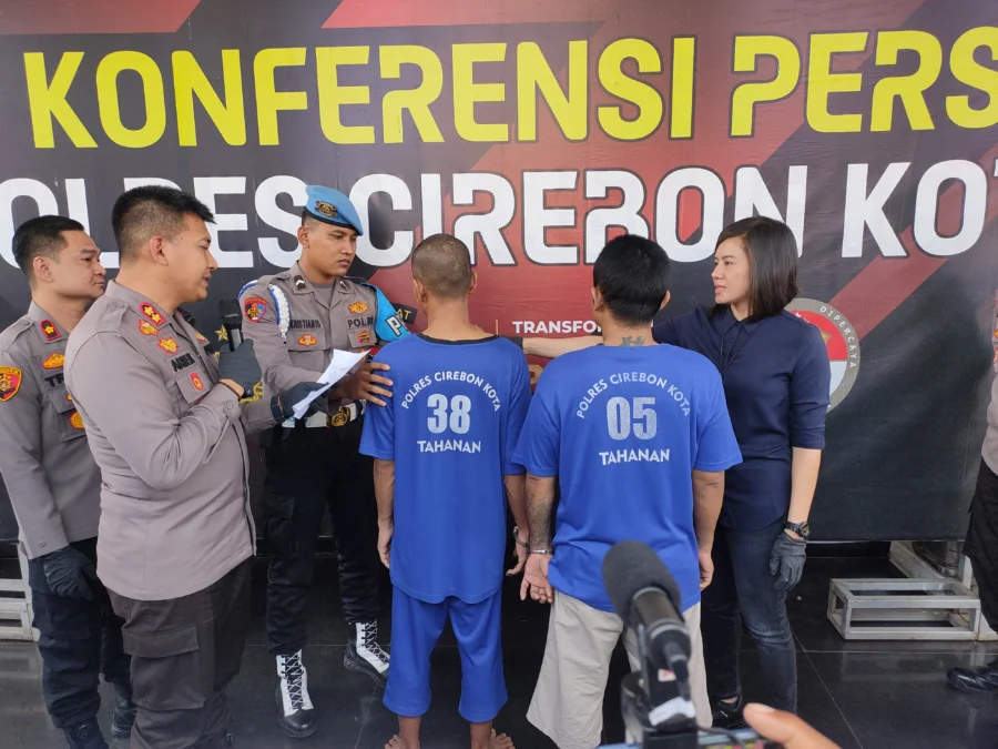INTEROGASI. Kapolres Cirebon Kota, AKBP Ariek Indra Sentanu menginterogasi salah satu tersangka kawanan residivis pembobol minimarket pada konferensi pers, Rabu (10/5/2023). FOTO: ASEP SAEPUL MIELAH/RAKCER.ID