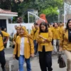PIMPIN ROMBONGAN. Ketua DPC Partai Hanura Kota Cirebon, Een Rusmiyati memimpin rombongan mendaftarkan para bacalegnya ke KPU, Kamis (11/5). FOTO: ASEP SAEPUL MIELAH/RAKCER.ID