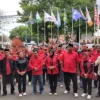 DAFTAR BACALEG. Ketua DPC PDIP Kota Cirebon, Fitria Pamungkaswati memimpin pasukan daftar bacaleg ke KPU, Kamis (11/5/2023). FOTO: ASEP SAEPUL MIELAH/RAKCER.ID