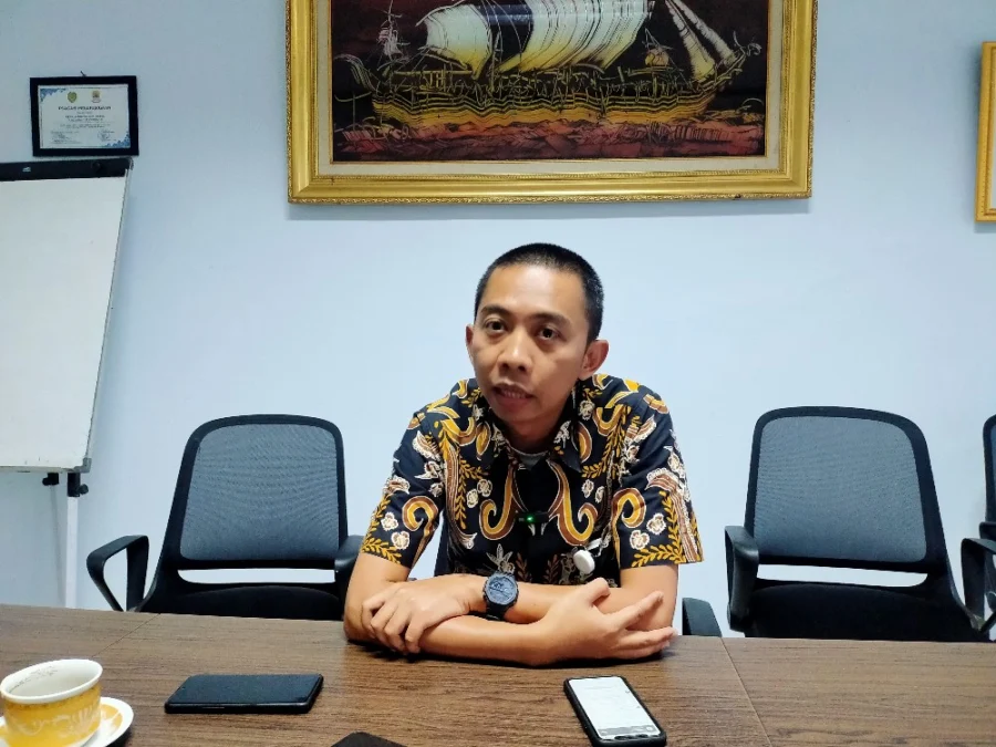 HARGA GABAH. Pimpinan Bulog Cirebon, Imam Firdaus Jamal menjelaskan, Bulog Cirebon tetap fokus pada penyerapan harga gabah petani. Namun di momen panen raya ini, harga gabah terbilang tinggi. FOTO : SUWANDI/RAKYAT CIREBON