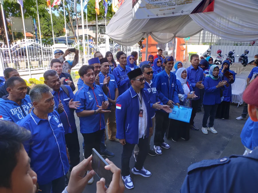 DAFTAR. Ketua DPD PAN Kota Cirebon, Dani Mardani memimpin pasukannya mendaftarkan bacaleg ke KPU, Jumat (12/5/2023) siang.FOTO: ASEP SAEPUL MIELAH/RAKCER.ID