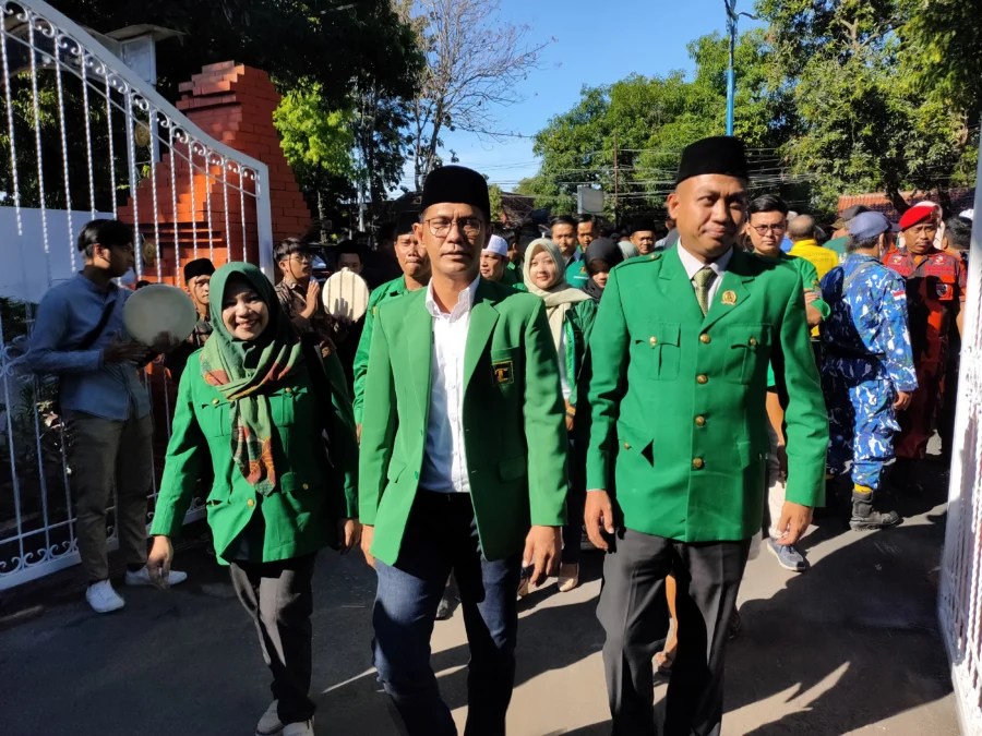 PIMPIN PASUKAN. Ketua DPC PPP Kota Cirebon, dr Doddy Ariyanto memimpin pasukannya mendatangi KPU untuk mengajukan bacaleg. FOTO: ASEP SAEPUL MIELAH/RAKCER.ID