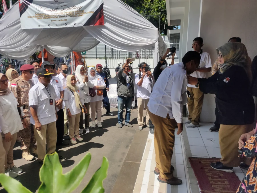 OPTIMIS. Dipimpin Ketua DPC Partai Gerindra Kota Cirebon, H Eman Sulaeman, kader Gerindra tiba di KPU untuk daftar bacaleg-nya, Minggu (14/5/2023). FOTO: ASEP SAEPUL MIELAH/RAKCER.ID