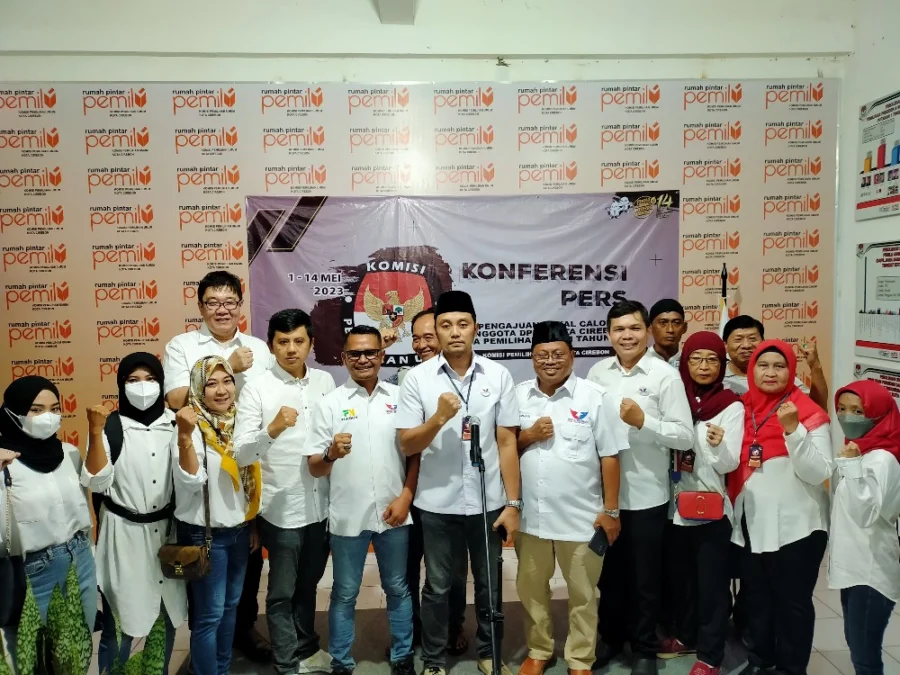 BACALEG. Di hari terakhir pendaftaran bakal calon anggota legislatif (bacaleg), KPU Kota Cirebon menerima berkas bacaleg DPD Partai Perindo, Minggu (14/5/2023). FOTO : SUWANDI/RAKYAT CIREBON