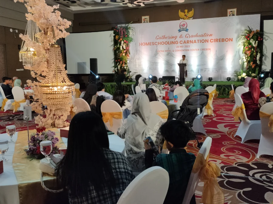 ALTERNATIF. Homeschooling Carnation Cirebon (HSCC) menjadi homeschooling pertama di Kota Cirebon. Sabtu (20/5/2023). HSCC meluluskan 15 alumnus angkatan ke-15. FOTO: ASEP SAEPUL MIELAH/RAKCER.ID