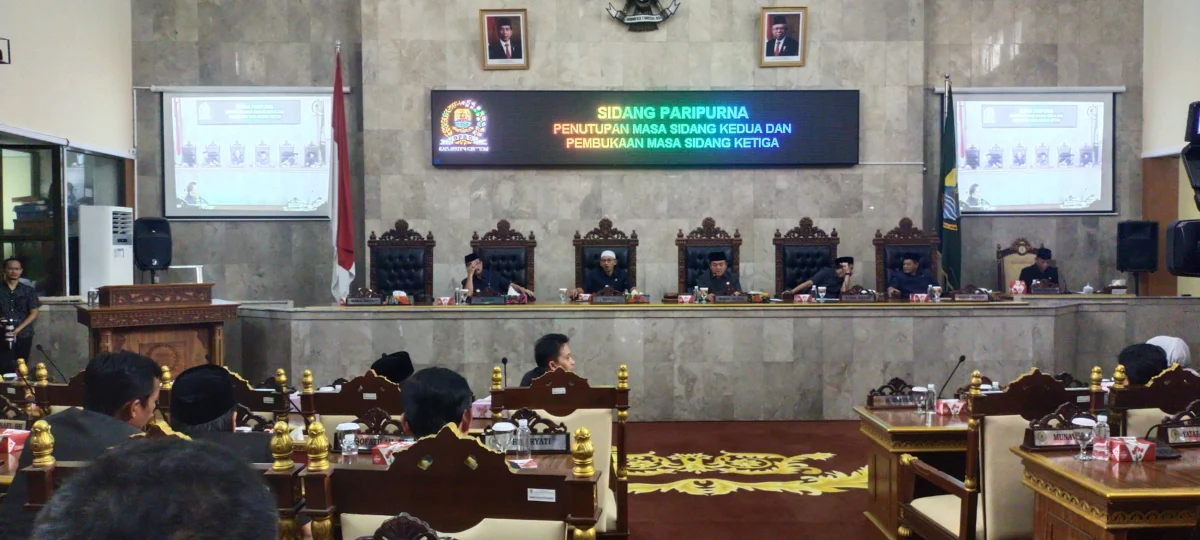 SIDANG DPRD. Masa sidang kedua DPRD Kabupaten Cirebon ditutup dan membuka masa sidang ketiga. FOTO: ZEZEN ZAENUDIN ALI/RAKCER.ID