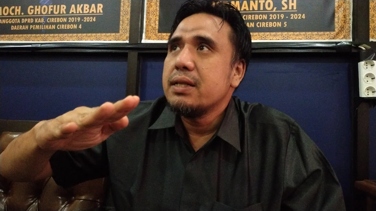 PENDAFTARAN. Sekretaris DPD Partai NasDem Kabupaten Cirebon, Hermanto menegaskan, pihaknya sudah menentukan waktu pendaftaran bacaleg ke KPU. FOTO: ZEZEN ZAENUDIN ALI/RAKCER.ID