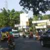 DIBIARKAN. Kondisi traffic light atau lampu merah di perempatan Talun, Kabupaten Cirebon mati. FOTO : ZEZEN ZAENUDIN ALI/RAKCER.ID