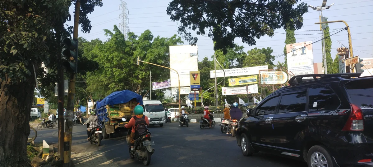 DIBIARKAN. Kondisi traffic light atau lampu merah di perempatan Talun, Kabupaten Cirebon mati. FOTO : ZEZEN ZAENUDIN ALI/RAKCER.ID