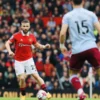 Luke Shaw, Pemain Manchester United sedang Membawa Bola Menuju Lini Pertahanan Aston Villa. Foto: twitter.com/manutd