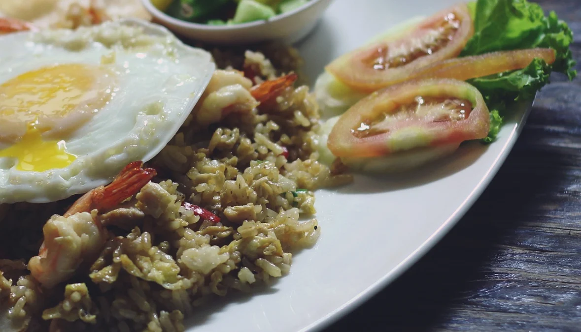 Nasi Goreng Menjadi Salah Satu Pilihan dari 5 Makanan Enak yang bisa Jadi Temen Begadang. Foto: pinterest