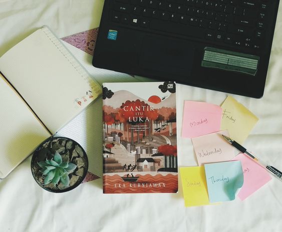 Tampilan Novel Cantik itu Luka Karya Eka Kurniawan. Foto: pinterest