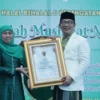 Gubernur Jawa Barat Ridwan Kamil mendapatkan penghargaan Jer Basuki Mawa Beya dari Pemda Provinsi Jawa Timur atas kontribusinya dalam mendesain Masjid Raya Islamic Center Jatim.