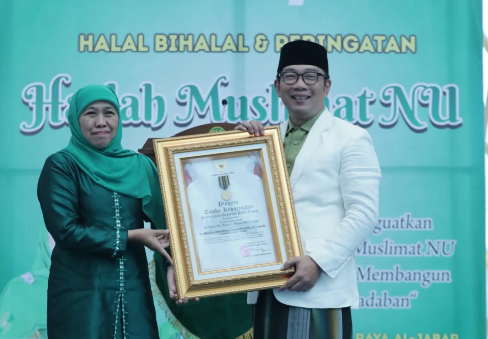Gubernur Jawa Barat Ridwan Kamil mendapatkan penghargaan Jer Basuki Mawa Beya dari Pemda Provinsi Jawa Timur atas kontribusinya dalam mendesain Masjid Raya Islamic Center Jatim.
