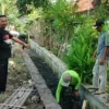 PEMBANGUNAN SALURAN. Kuwu Desa Babakan Losari, Kecamatan Pabedilan, Kabupaten Cirebon, Tarsono menunjukan kegiatan dana desa untuk saluran pembuangan air limbah (SEPAL). FOTO: HERMAWAN/RAKYAT CIREBON