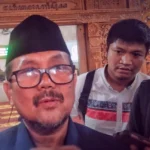 TANGGAPAN. Ketua DPC PDIP Kabupaten Cirebon, Drs H Imron MAg menanggapi masalah penyegelan kantor DPC PDIP Kabupaten Cirebon. FOTO: ZEZEN ZAENUDIN ALI/RAKCER.ID