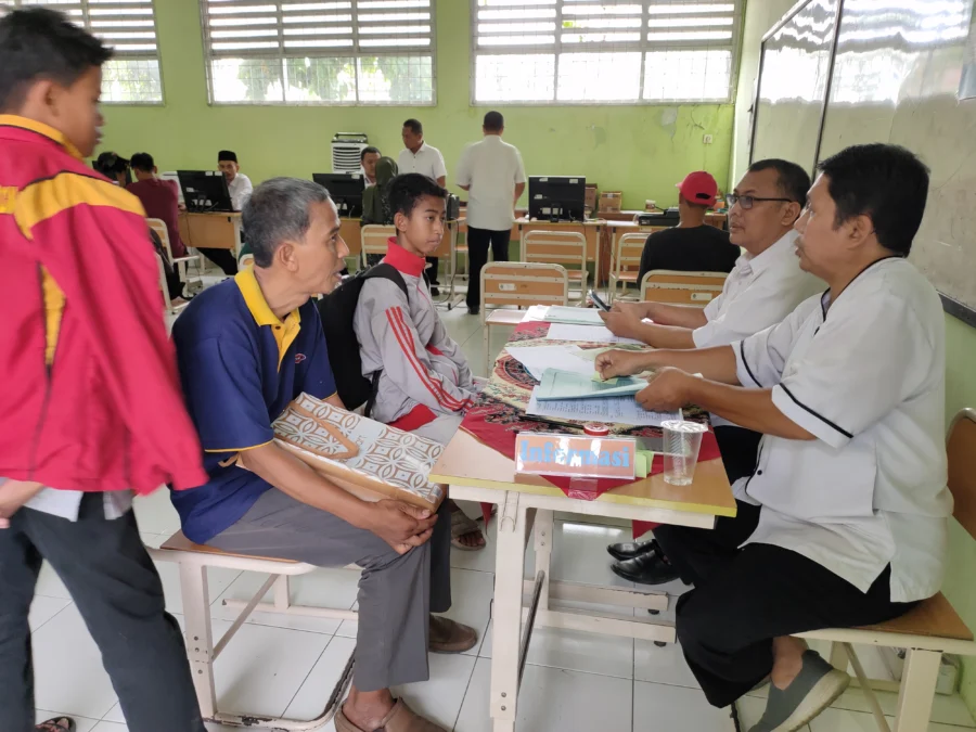 PPDB. Kondisi hari kedua PPDB tahap pertama di SMA 5 Cirebon, pendaftar jalur afirmasi, prestasi dan perpindahan tugas orang tua. FOTO: ASEP SAEPUL MIELAH/RAKCER.ID