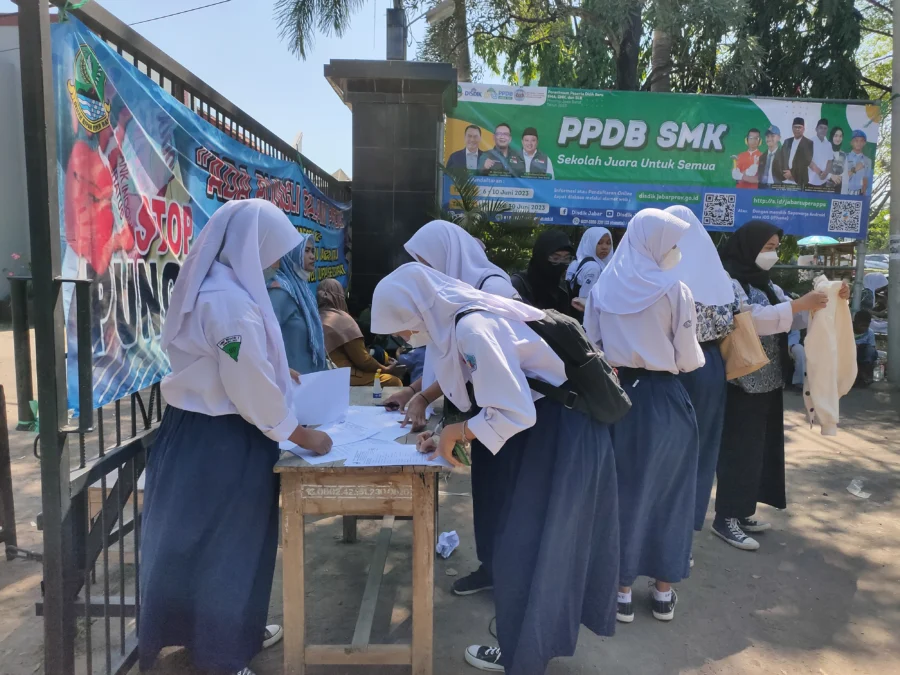 PPDB SMK. Situasi pendaftaran peserta PPDB SMKN 2 Kota Cirebon, Kamis (8/6). Pendaftar SMK terlihat lebih membeludak dibanding SMA. FOTO: ASEP SAEPUL MIELAH/RAKCER.ID