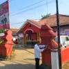 SEGEL. Kader senior PDIP, Tasiya Soemadi Al Gotas menyegel gerbang kantor DPC PDIP Kabupaten Cirebon. FOTO: IST/RAKCER.ID