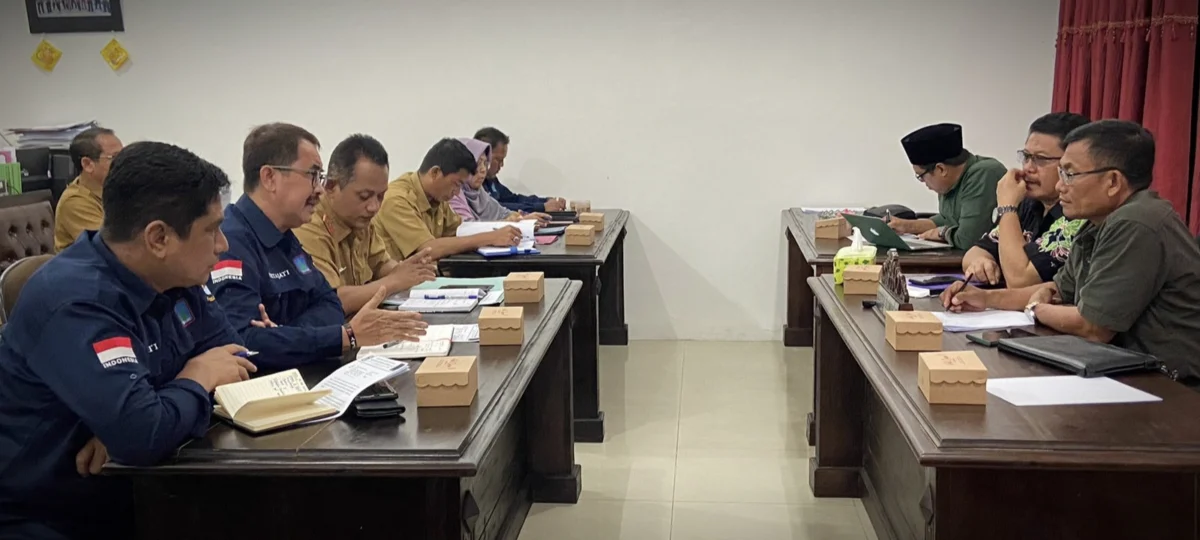 RAPAT: Komisi II DPRD Kabupaten Cirebon menggelar rapat kerja bersama Perumda Tirtajati. FOTO: ZEZEN ZAENUDIN ALI/RAKCER.ID