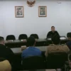 RAPAT KERJA. Komisi III DPRD Kabupaten Cirebon menggelar rapat kerja terkait serah terima aset perumahan. FOTO: ZEZEN ZAENUDIN ALI/RAKCER.ID