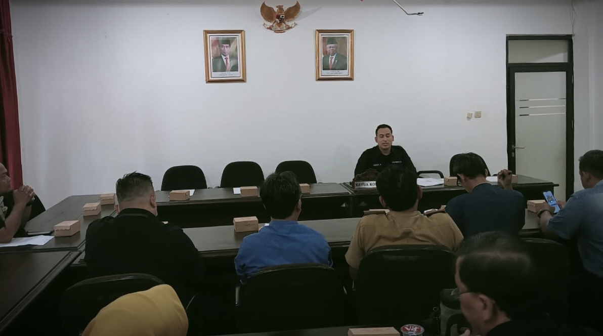 RAPAT KERJA. Komisi III DPRD Kabupaten Cirebon menggelar rapat kerja terkait serah terima aset perumahan. FOTO: ZEZEN ZAENUDIN ALI/RAKCER.ID