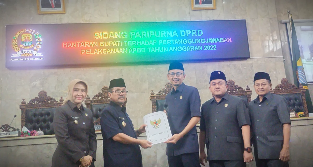 RAIH WTP. DPRD Kabupaten Cirebon menerima hantaran LKPJ Bupati tahun anggaran 2022. FOTO: ZEZEN ZAENUDIN ALI/RAKCER.ID