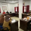 Komisi IV DPRD Kabupaten Cirebon menggelar rapat membahas tentang data kemiskinan. Foto: Zezen/Rakcer.Id