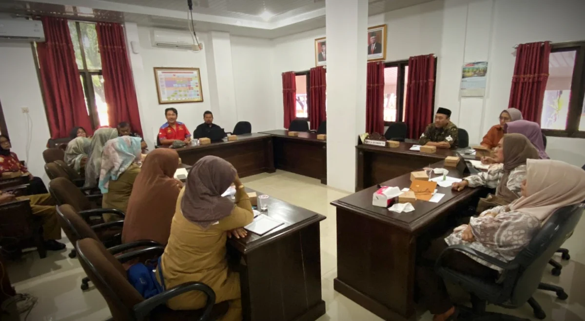Komisi IV DPRD Kabupaten Cirebon menggelar rapat membahas tentang data kemiskinan. Foto: Zezen/Rakcer.Id