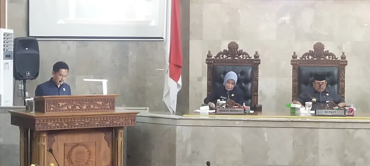 DIPERTANYAKAN. Fraksi NasDem dan PKS kompak mempertanyakan predikat WTP yang diraih Pemkab Cirebon. FOTO: ZEZEN ZAENUDIN ALI/RAKCER.ID