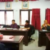 ASPIRASI. Perangkat Desa Mulyasari mengadu Komisi I DPRD Kabupaten Cirebon. Selain dinonjobkan, juga tidak mendapatkan Siltap. FOTO: ZEZEN ZAENUDIN ALI/RAKCER.ID