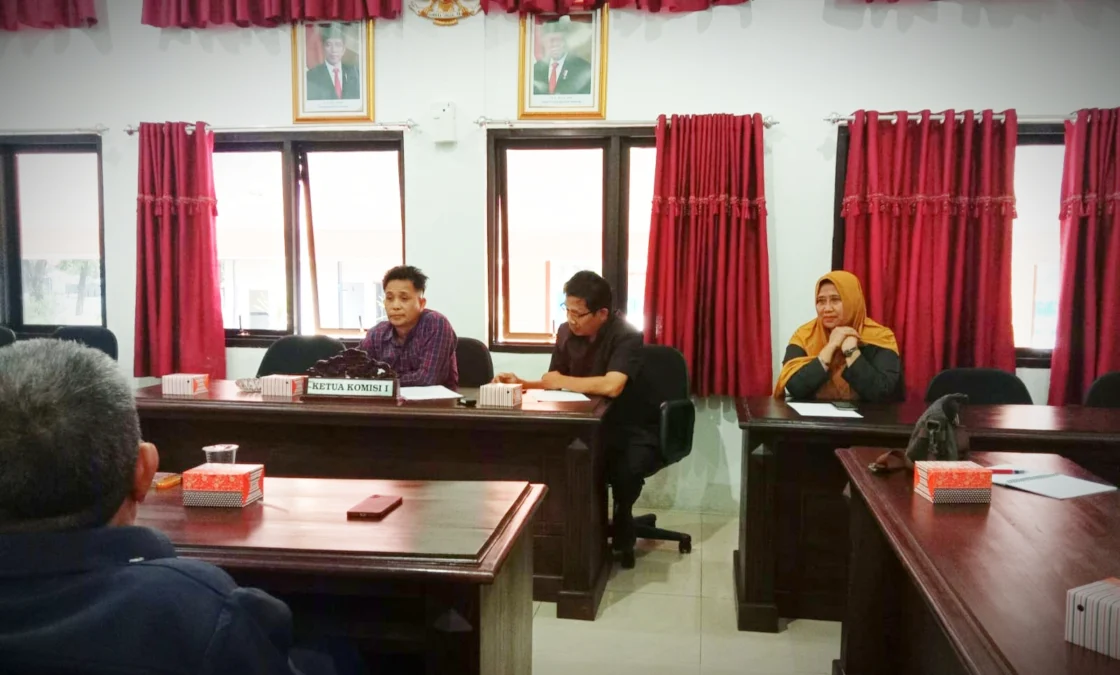 ASPIRASI. Perangkat Desa Mulyasari mengadu Komisi I DPRD Kabupaten Cirebon. Selain dinonjobkan, juga tidak mendapatkan Siltap. FOTO: ZEZEN ZAENUDIN ALI/RAKCER.ID