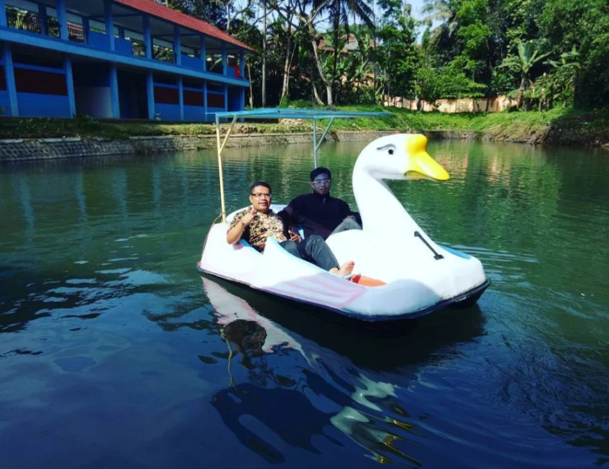 Pengunjung yang Bermain Sepeda Air di Wisata Kolam Renang Cibulan Kuningan. Foto: instagram.com/cibulan_kuningan