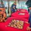 Bupati dan Wabup Cirebon menyerah di tangan Yosep saat main catur