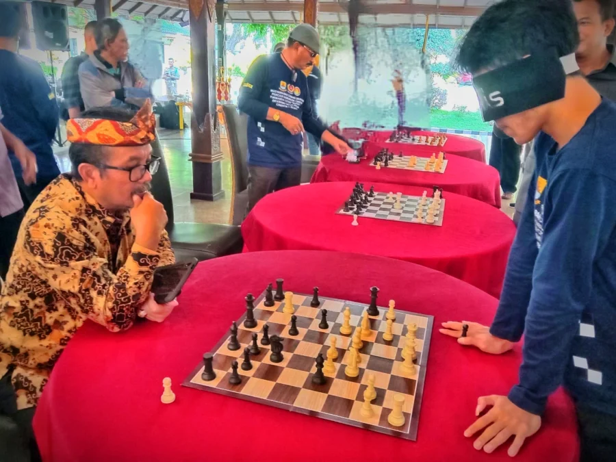 Bupati dan Wabup Cirebon menyerah di tangan Yosep saat main catur