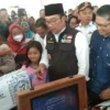 Gubernur Jawa Barat, Ridwan Kamil didampingi Bupati Cirebon, Drs H Imron MAg meresmikan penggunaan Terminal Ciledug Kabupaten Cirebon