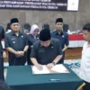 Walikota Cirebon, Nashrudin Azis menyampaikan Raperda PDRD di forum paripurna