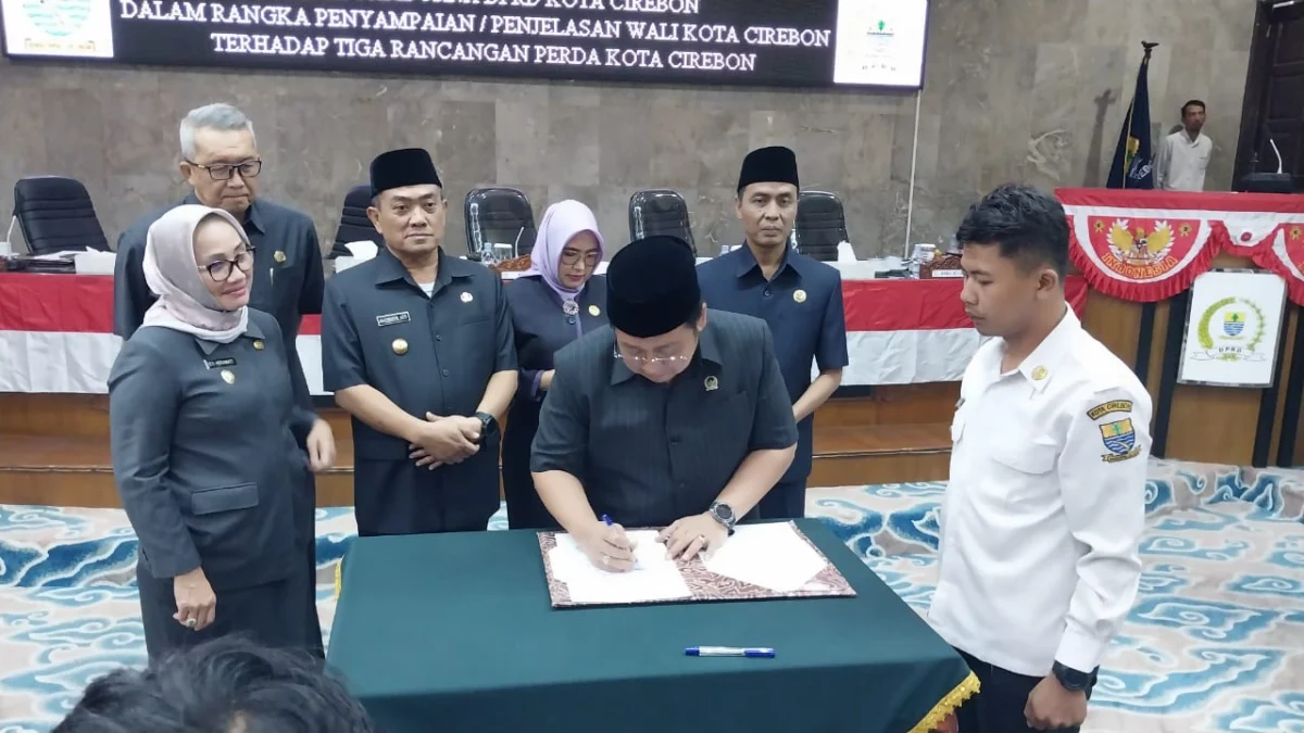Walikota Cirebon, Nashrudin Azis menyampaikan Raperda PDRD di forum paripurna